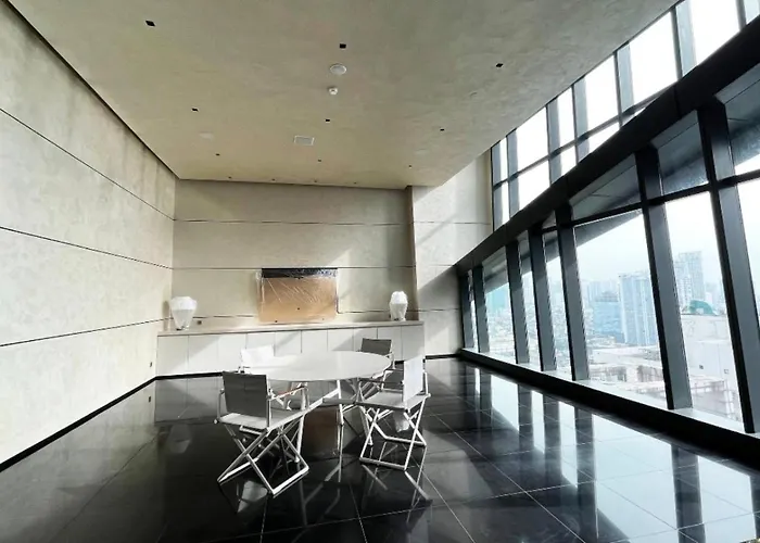 Century Spire Residences By Season Staycation 酒店
